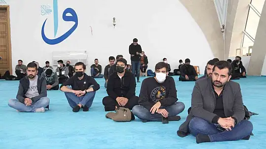 Sigarayı bıraktı, 4 yılda topladığı 38 bin lirayı öğrencilere harcadı