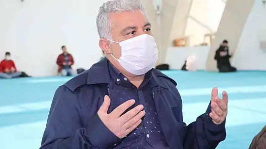 Sigarayı bıraktı, 4 yılda topladığı 38 bin lirayı öğrencilere harcadı
