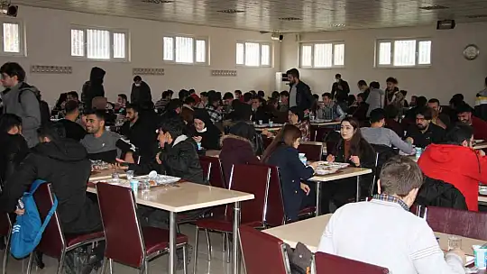 Sigarayı bıraktı topladığı parayla bin öğrenciye yemek fişi dağıttı
