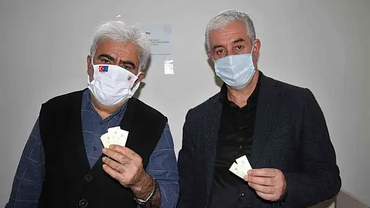 Sigarayı bıraktı topladığı parayla bin öğrenciye yemek fişi dağıttı