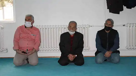 Sigarayı bıraktı topladığı parayla bin öğrenciye yemek fişi dağıttı