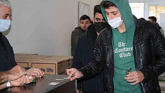 Sigarayı bıraktı topladığı parayla bin öğrenciye yemek fişi dağıttı
