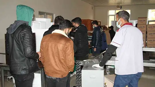Sigarayı bıraktı topladığı parayla bin öğrenciye yemek fişi dağıttı