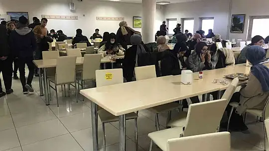 Sigarayı bıraktı, topladığı parayla 4 bin 500 öğrenciye yemek fişi dağıttı