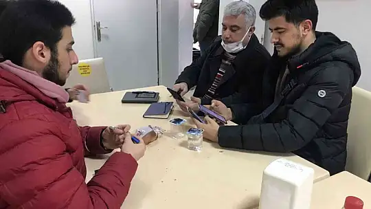 Sigarayı bıraktı, topladığı parayla 4 bin 500 öğrenciye yemek fişi dağıttı