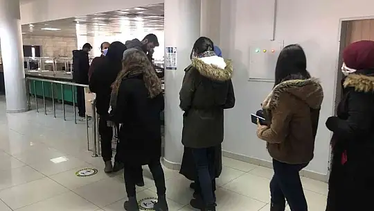 Sigarayı bıraktı, topladığı parayla 4 bin 500 öğrenciye yemek fişi dağıttı