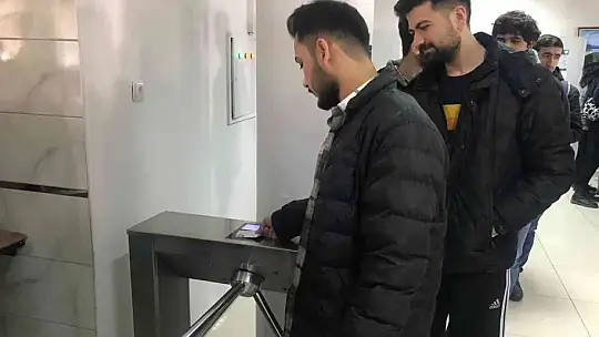 Sigarayı bıraktı, topladığı parayla 4 bin 500 öğrenciye yemek fişi dağıttı