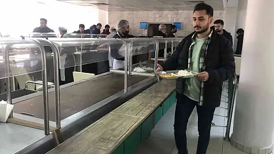 Sigarayı bıraktı, topladığı parayla 4 bin 500 öğrenciye yemek fişi dağıttı