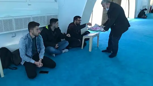Sigarayı bıraktı, topladığı parayla 4 bin 500 öğrenciye yemek fişi dağıttı