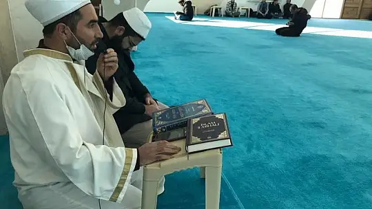 Sigarayı bıraktı, topladığı parayla 4 bin 500 öğrenciye yemek fişi dağıttı