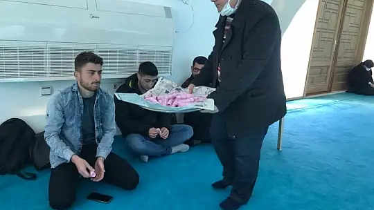 Sigarayı bıraktı, topladığı parayla 4 bin 500 öğrenciye yemek fişi dağıttı