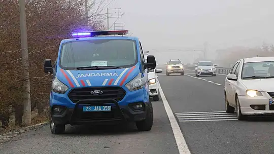 Sis kazayı beraberinde getirdi, otomobil şarampole devrildi: 4 yaralı