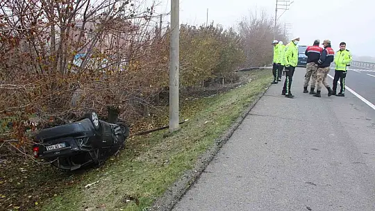 Sis kazayı beraberinde getirdi, otomobil şarampole devrildi: 4 yaralı