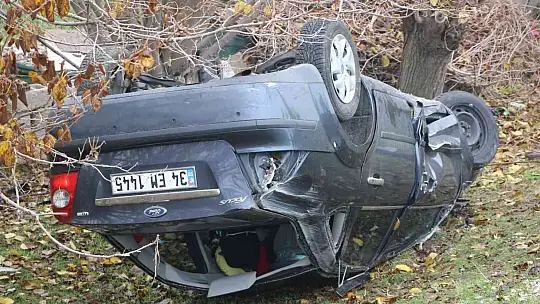 Sis kazayı beraberinde getirdi, otomobil şarampole devrildi: 4 yaralı