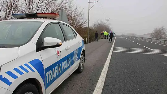 Sis kazayı beraberinde getirdi, otomobil şarampole devrildi: 4 yaralı