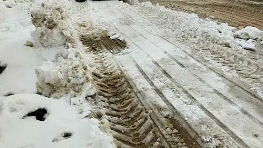 Sivrice'de kar birikintileri kamyonlarla ilçe dışına taşınıyor