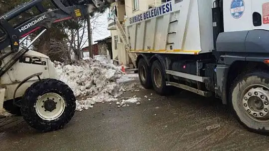 Sivrice'de kar birikintileri kamyonlarla ilçe dışına taşınıyor