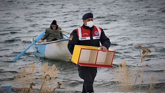 Tavşan Adası'nın uzun kulaklı sakinleri jandarma tarafından besleniyor