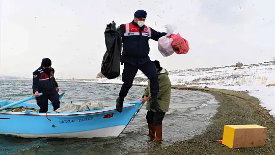 Tavşan Adası'nın uzun kulaklı sakinleri jandarma tarafından besleniyor
