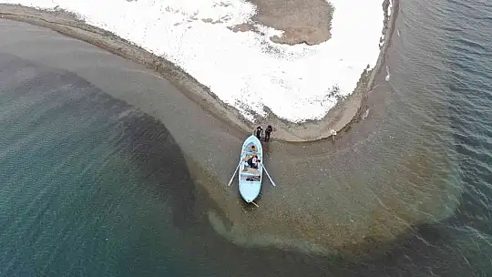Tavşan Adası'nın uzun kulaklı sakinleri jandarma tarafından besleniyor