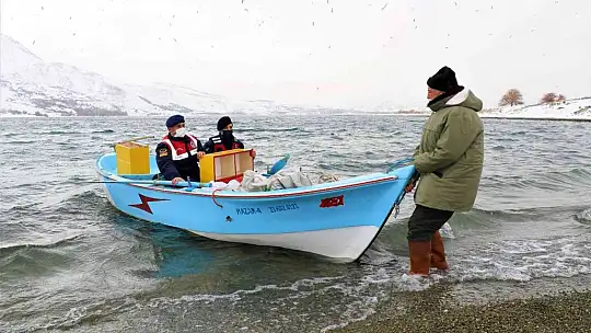 Tavşan Adası'nın uzun kulaklı sakinleri jandarma tarafından besleniyor
