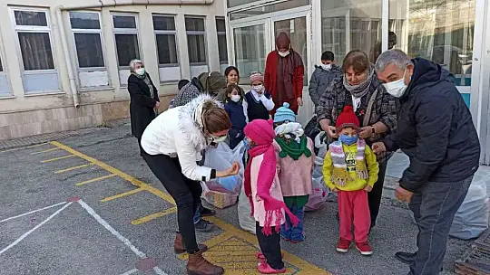 TKKD'den ihtiyaç sahibi öğrencilere giysi ve kırtasiye yardımı