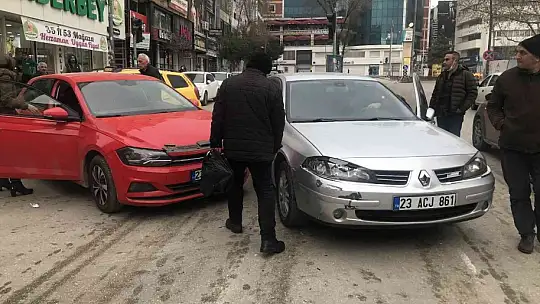 Trafik kazası başka bir aracın güvenlik kamerasına yansıdı