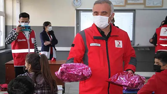 Türk Kızılayı'ndan 10 bin öğrenciye atkı bere takımı