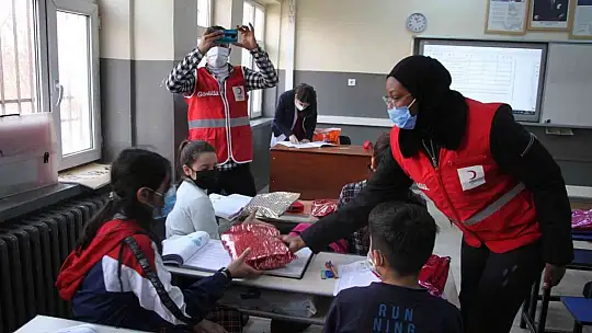 Türk Kızılayı'ndan 10 bin öğrenciye atkı bere takımı