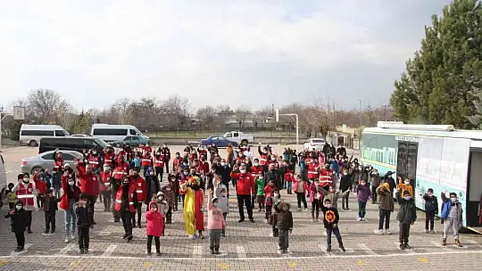 Türk Kızılayı'ndan 10 bin öğrenciye atkı bere takımı
