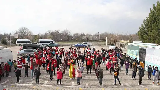 Türk Kızılayı'ndan 10 bin öğrenciye atkı bere takımı