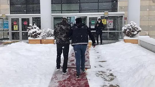 Uyuşturucu madde satarken suçüstü yakalandı