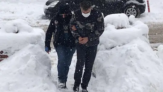 Uyuşturucu madde satarken suçüstü yakalandı