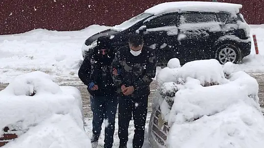 Uyuşturucu madde satarken suçüstü yakalandı