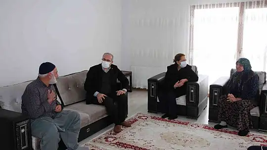 Vali Toraman depremden yakınlarını kaybeden ailelerle bir araya geldi