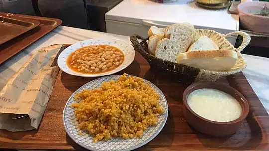 Vatandaş doysun diye 3 çeşit yemeği 10 liradan satmaya başladılar