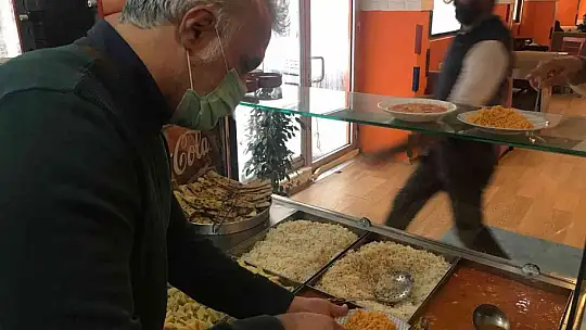 Vatandaş doysun diye 3 çeşit yemeği 10 liradan satmaya başladılar