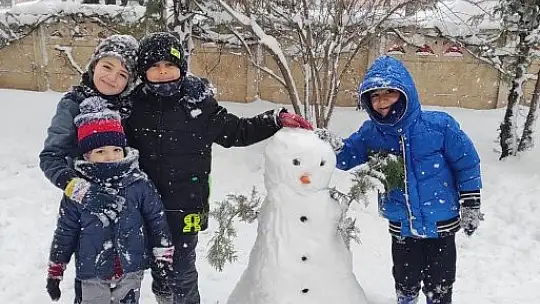 Vatandaşlar kardan adam yaparken yeteneklerini konuşturdu