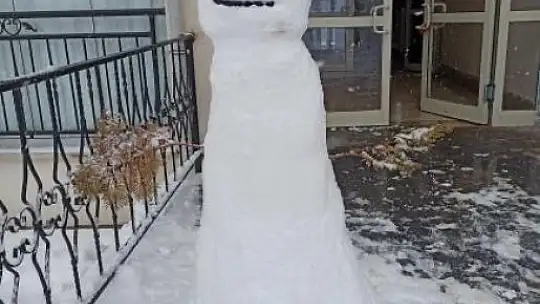 Vatandaşlar kardan adam yaparken yeteneklerini konuşturdu