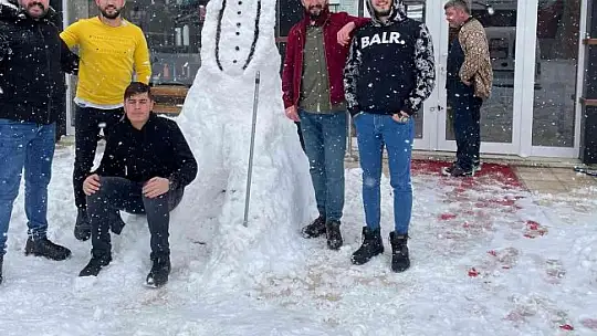Vatandaşlar kardan adam yaparken yeteneklerini konuşturdu