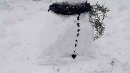 Vatandaşlar kardan adam yaparken yeteneklerini konuşturdu