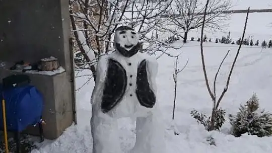 Vatandaşlar kardan adam yaparken yeteneklerini konuşturdu