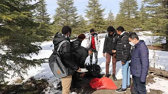 Yabancı uyruklu öğrenciler hayvanlar için doğaya yem bıraktı