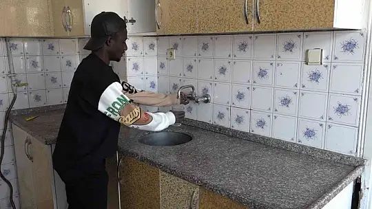 Yangında can derdine düşen Afrikalı öğrencinin pasaportu çalındı