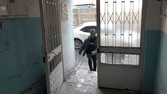 Yangında can derdine düşen Afrikalı öğrencinin pasaportu çalındı