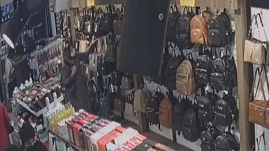 Yaşlısı soğukkanlı, genci acemi: Elazığ'daki 2 farklı hırsızlık olayı güvenlik kamerasında