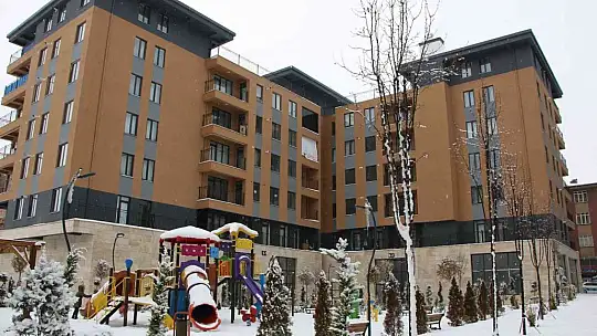 Yeni evlerine kavuşan depremzede: 'Konutlar, gerçekten muazzam. Devletimize ne kadar teşekkür etsek azdır'