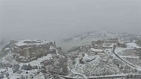 Yılın ilk karının yağdığı Harput'tan kartpostallık görüntülüler
