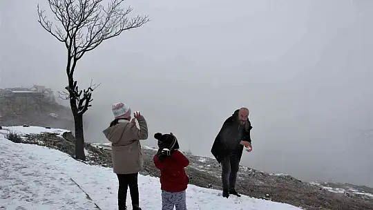 Yılın ilk karının yağdığı Harput'tan kartpostallık görüntülüler