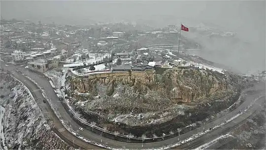 Yılın ilk karının yağdığı Harput'tan kartpostallık görüntülüler